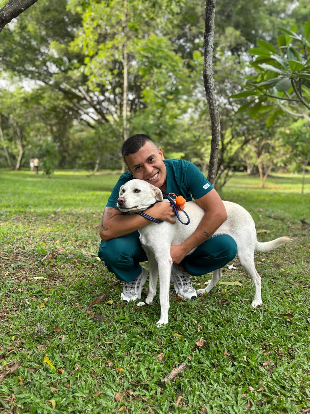Juli con un paciente en el parque